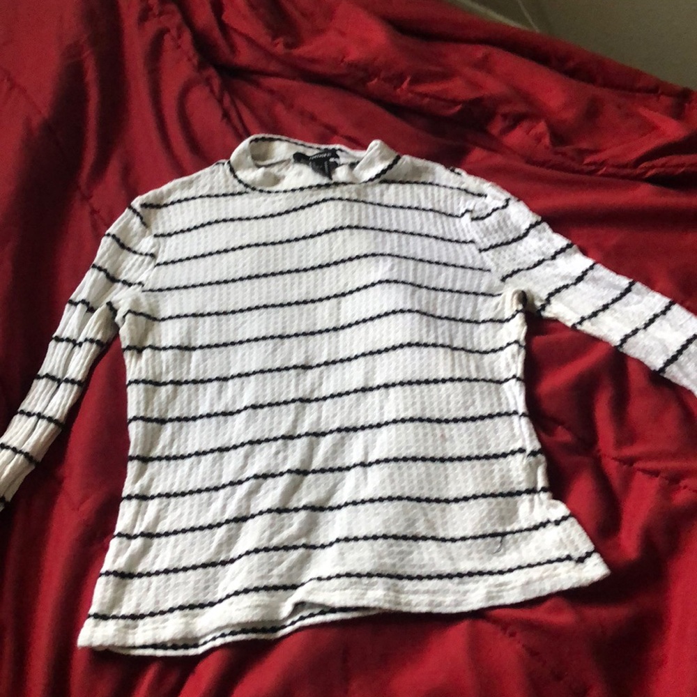 Black and white long sleeve crop top
